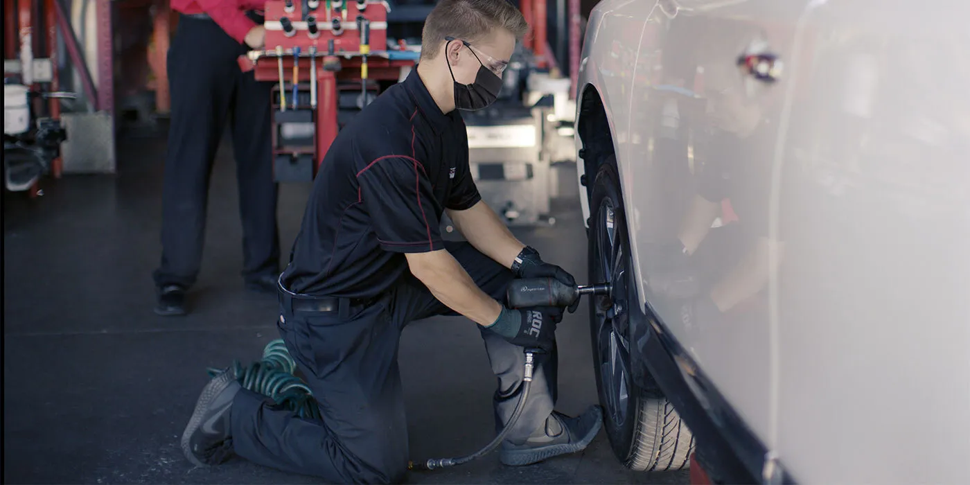 Williams Towing - Light-Duty Vehicles Tire Change Service in Toronto